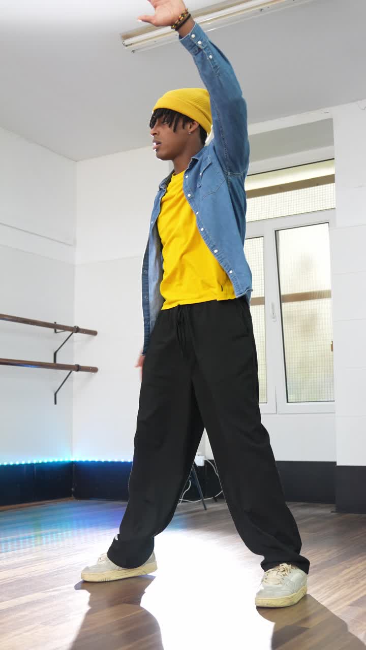 Uomo che balla in una sala da ballo