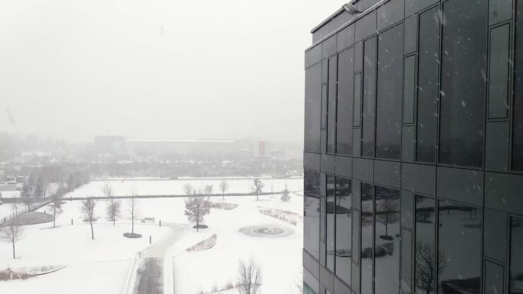 Tormenta di neve su un edificio per uffici