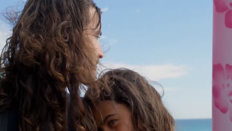 pareja abrazándose en la playa 4k