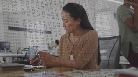 animación del procesamiento de datos sobre una mujer de negocios biracial que trabaja en la oficina