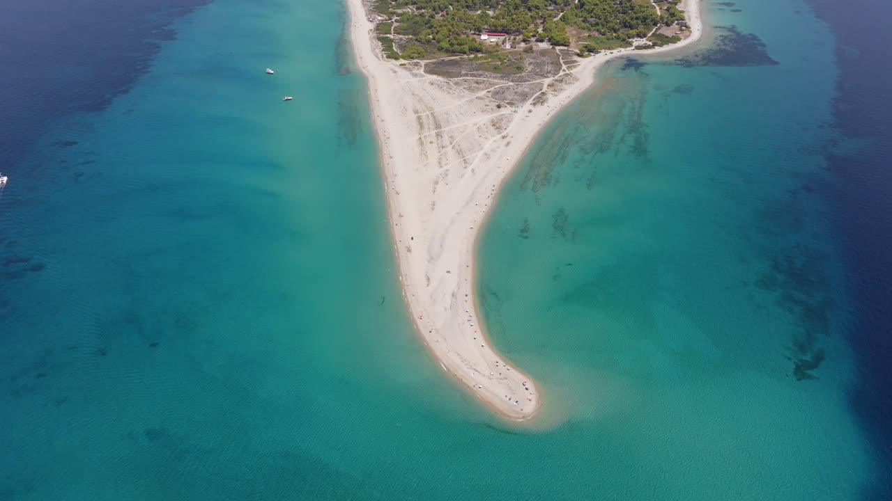 vista aérea de una hermosa playa y agua turquesa