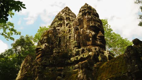 paralaje de la famosa cara sonriente estatua del templo de bayan en angkor thom, siem reap, camboya