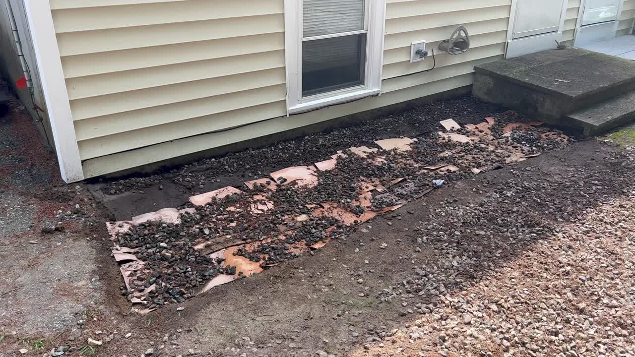 재활용 된 카드보드 가 조경 잡초 차단제 로 사용 되고 있습니다.