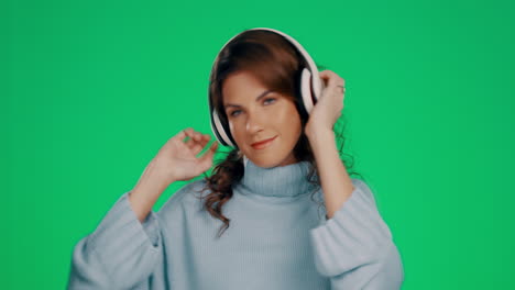 mujer, bailando y auriculares escuchando música