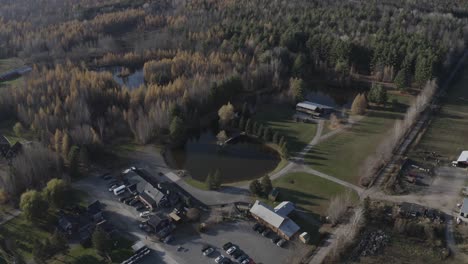 Clip-Aéreo-De-Drones-De-Una-Hermosa-Propiedad-En-Acres-En-El-Otoño-Con-Un-Gran-Estanque-Y-Un-Montón-De-Edificios-Antiguos-En-La-Región-De-Ottawa