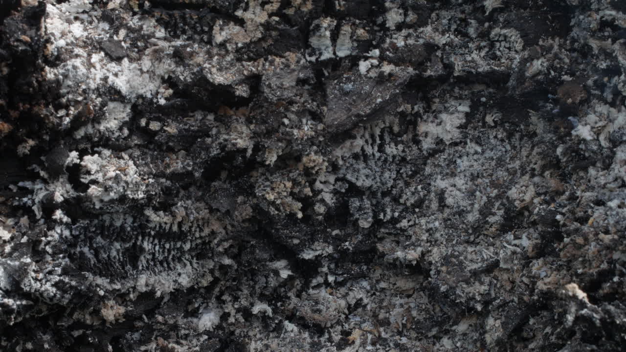 cenizas ardiendo después de un incendio