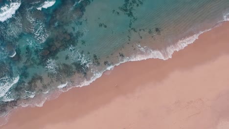 Vista-De-Pájaro-De-La-Playa-Y-Las-Olas