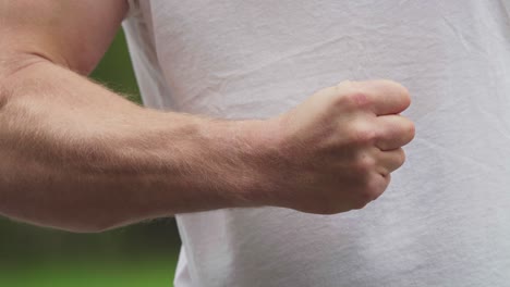 Brazo-Musculoso-Con-Una-Pequeña-Herida-En-El-Dedo