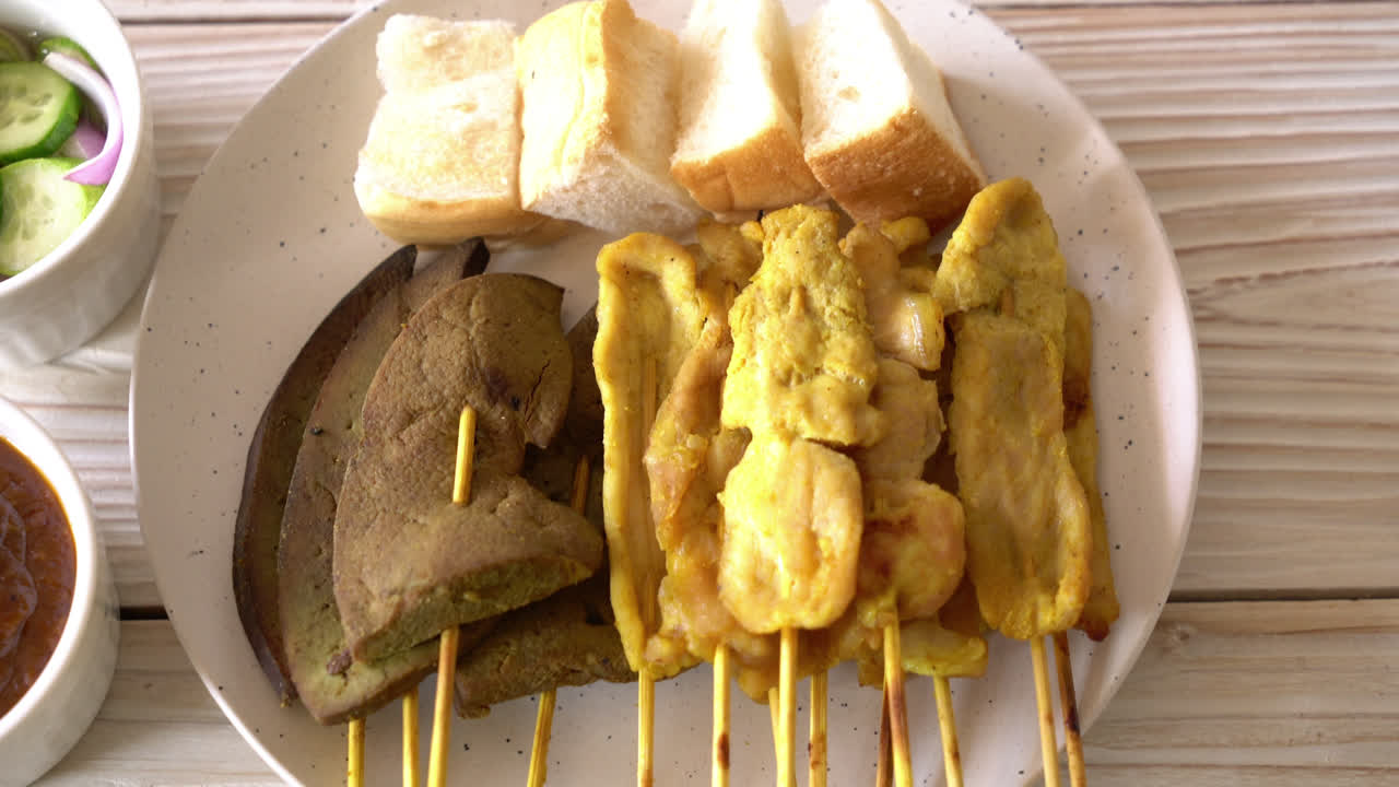 빵과 땅콩 소스를 곁들인 돼지고기 사테이와 간 사테이