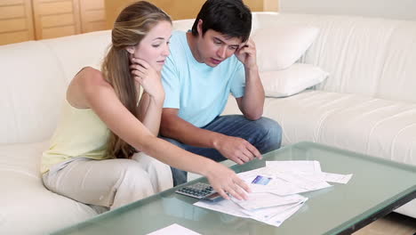 Couple-having-financial-problem