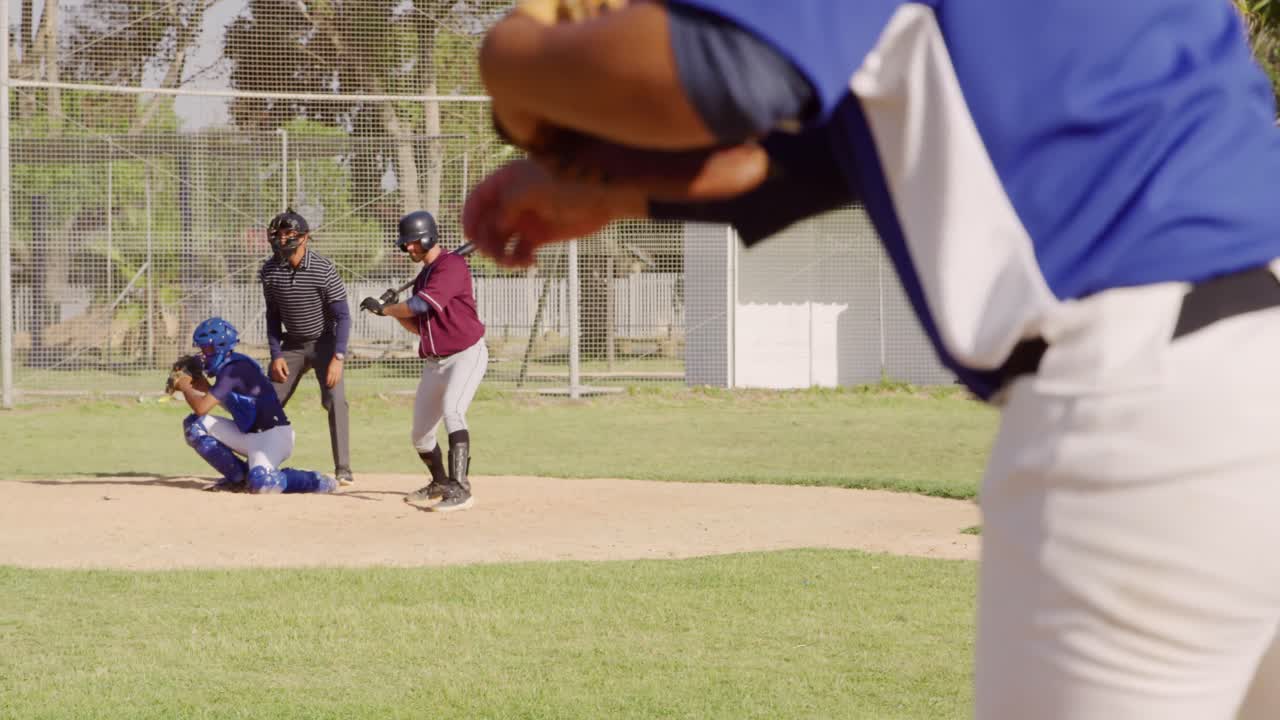 Giocatore di baseball che lancia una palla durante una partita