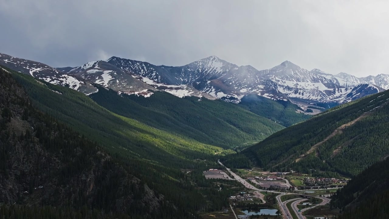 Ampia valle alpina con cime innevate sopra l'autostrada Frisco Gulch, ripresa aerea con drone di Wheeler Junction, Colorado