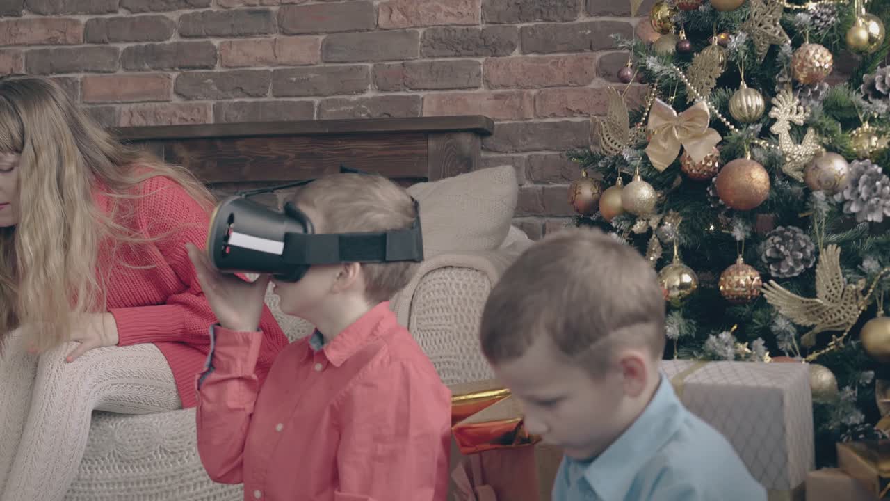 niños lindos juegan en el suelo mujer joven se inclina hacia abajo