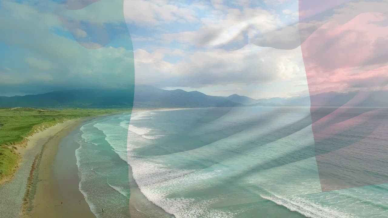 animación de la bandera de italia ondeando sobre el paisaje de la playa, el cielo azul nublado y el mar