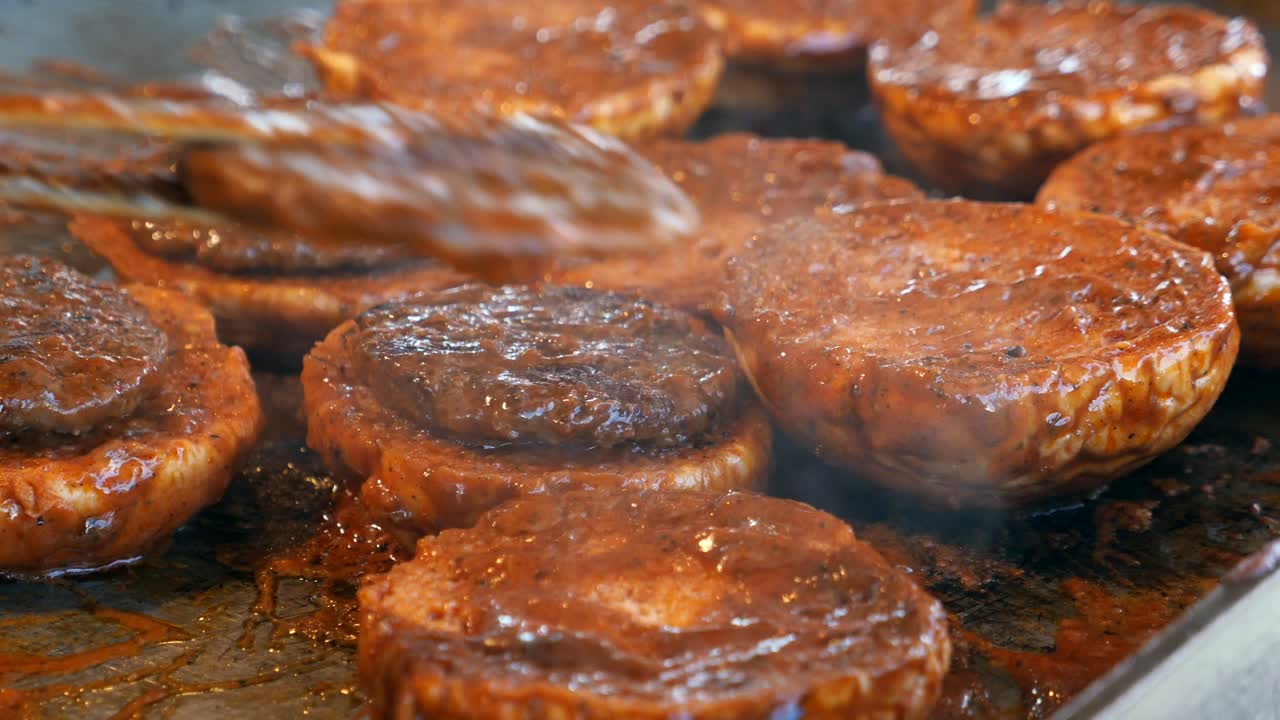 평평한 꼭대기 그릴에서 햄버거를 는 클로즈업