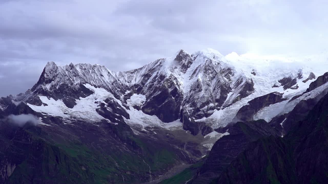 vista del paisaje de la cordillera cubierta de nieve en nepal