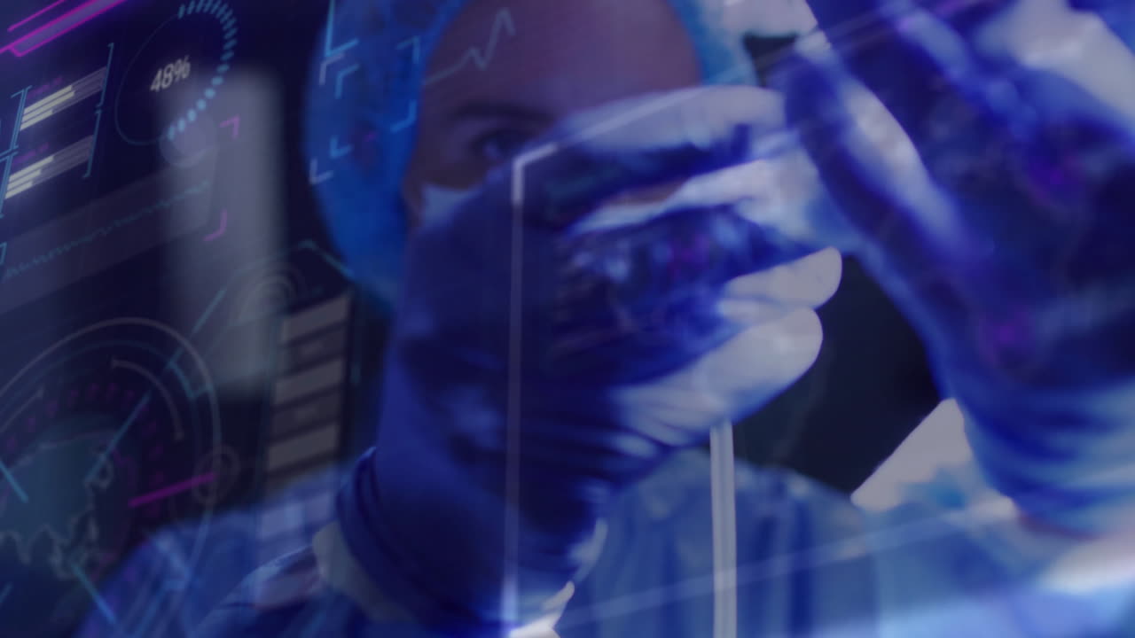 Professionista medico con guanti che utilizza un'animazione con interfaccia digitale in laboratorio