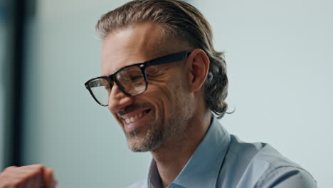 Businessman-hands-working-laptop-keyboard-indoors-closeup.-Man-gesturing-yes