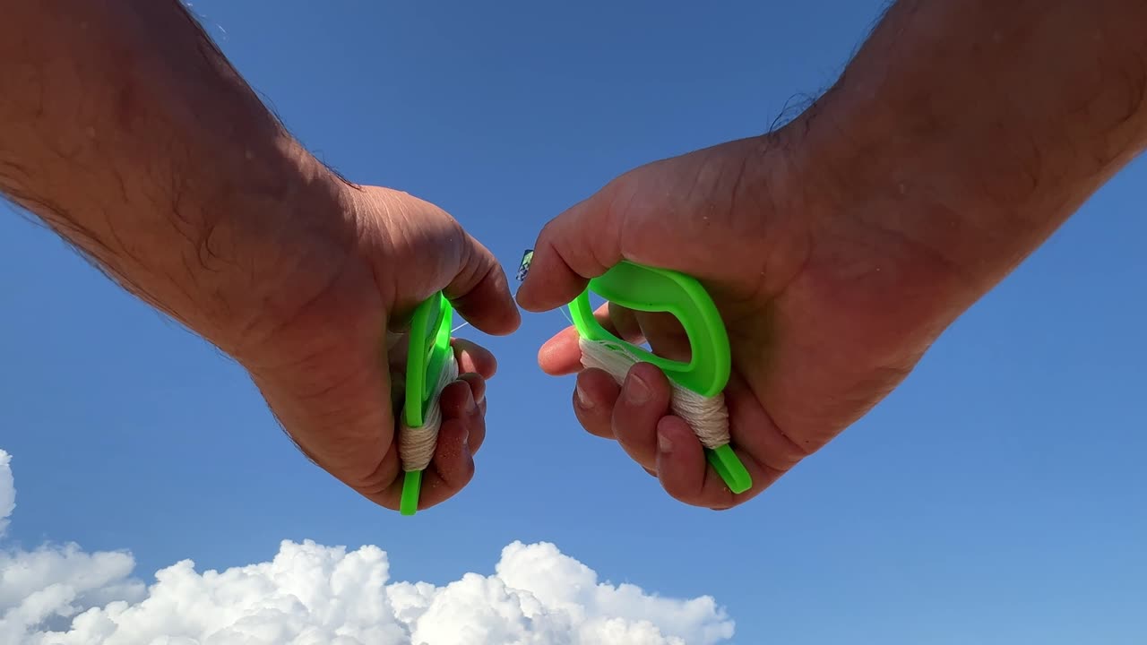 비행을 조종하는 아버지 손의 낮은 각도 pov