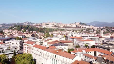 Lower-and-upper-Bergamo-cityscape,-aerial-descend-view