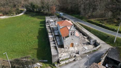 Iglesia-De-San-Pedro-Da-Pena-Aérea,-Xinzo-De-Limia,-Ourense-Galicia,-España---Aérea