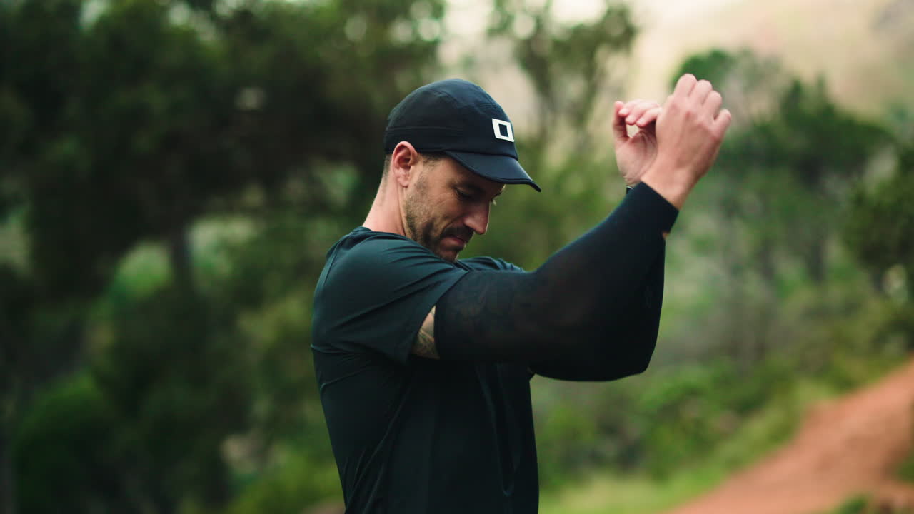 야외에서 스트레칭하는 남자