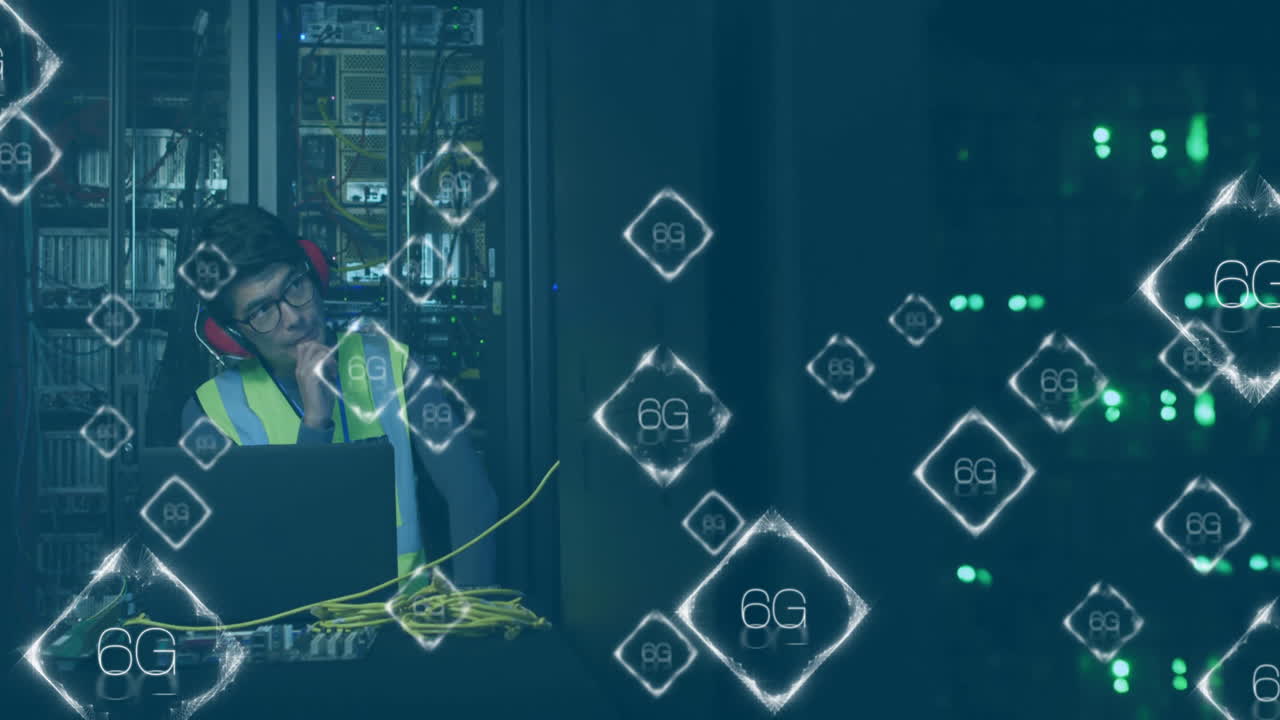 animación de textos 6g, hombre asiático pensativo que usa auriculares con portátil sentado en la sala del servidor