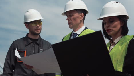 equipo de construcción que revisa los planes