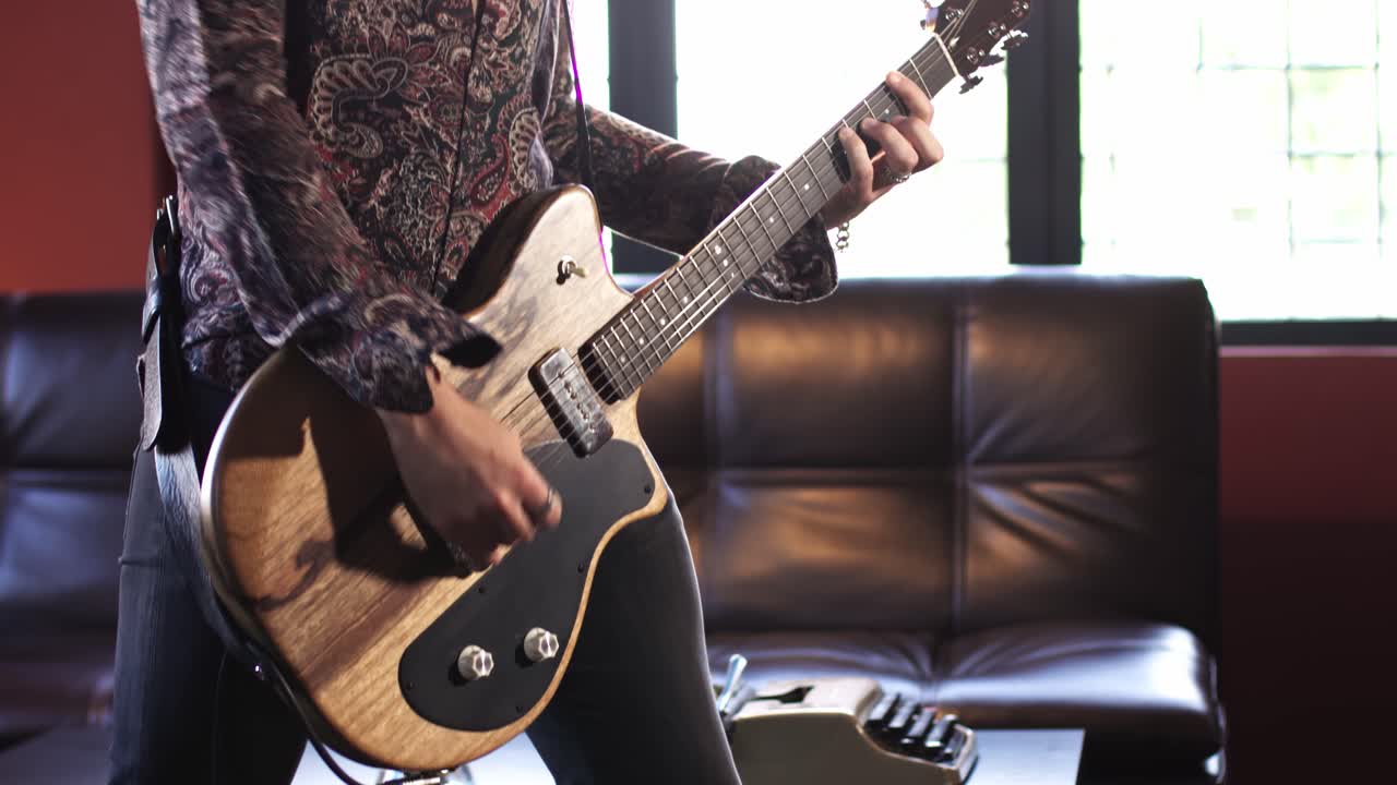 Evde Gitar Çalan Müzisyen