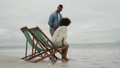 Pareja-Disfrutando-Del-Tiempo-Libre-Junto-Al-Mar