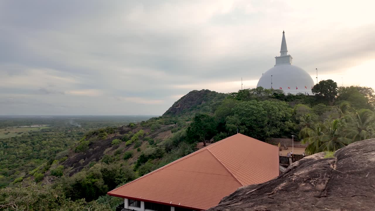 Vista all'ora d'oro dello Stupa Bianco sulla collina di Mihintale in Sri Lanka, che mostra paesaggi sereni e bellezza architettonica.
