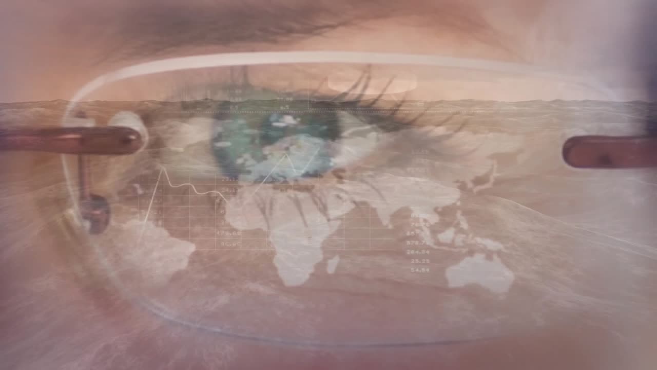 Occhio incorniciato da occhiali che avvia una mappa del mondo che svanisce con una linea di dati fluttuante, visualizzando il monitoraggio.