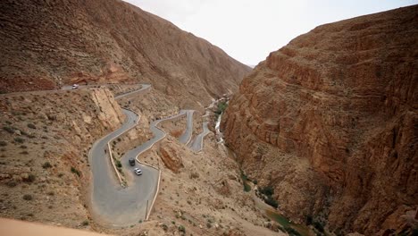 Coches-Circulando-Por-Un-Sinuoso-Paso-De-Montaña-En-Las-Gargantas-Del-Dades-En-Marruecos