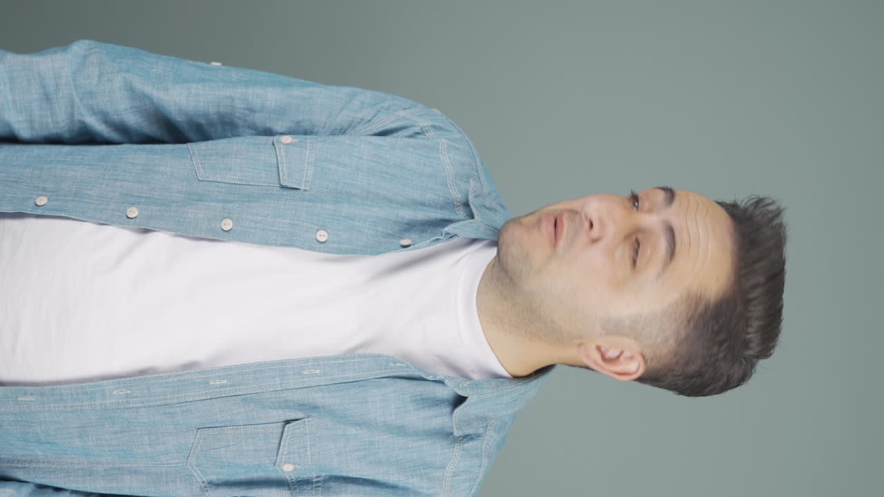 Vertical video of He's a man with a fussy and time pressure.