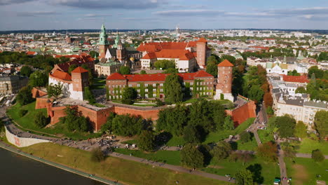 Vista-Aérea-Del-Castillo-Real-De-Wawel-En-Cracovia,-Polonia-Por-La-Tarde-A-La-Hora-Dorada