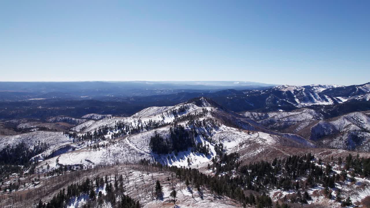 vista aérea de drones de gran altitud de montañas y valles nevados en nm, nosotros