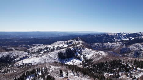 Drohnen-Luftaufnahme-In-Großer-Höhe-Von-Bergen-Und-Schneebedeckten-Tälern-In-Nm,-Uns