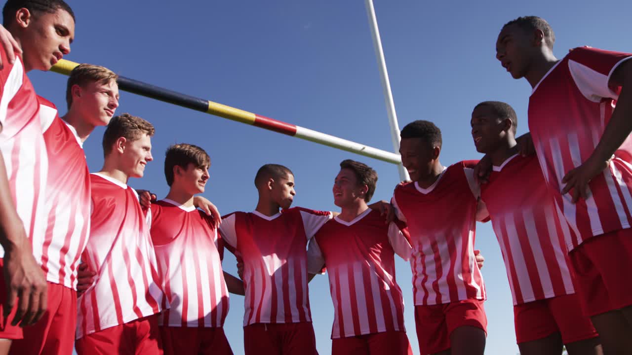 럭비 선수 들 이 경기장 에서 재회 하였다