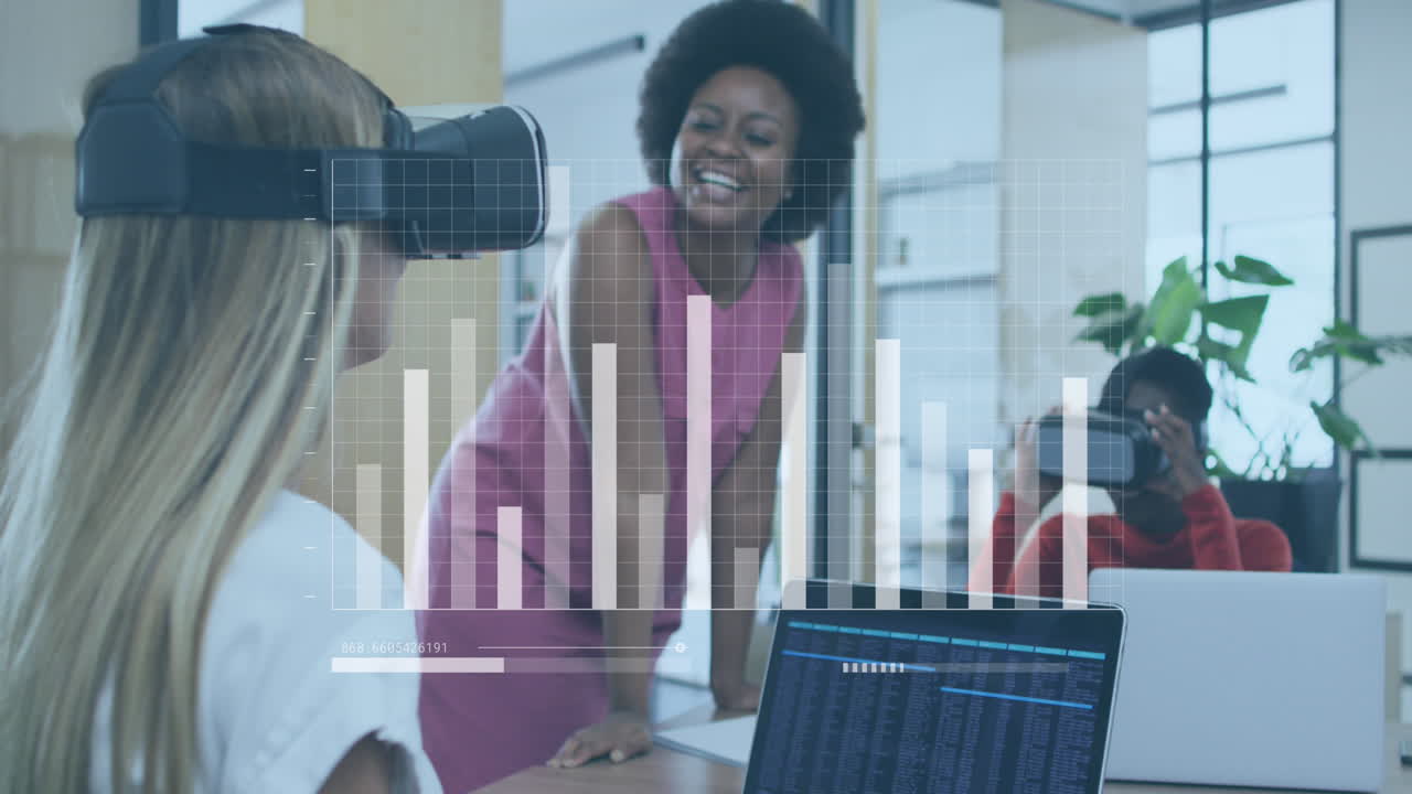 animación de barras de carga, mujer diversa hablando con un compañero de trabajo y gestando mientras usa auriculares vr