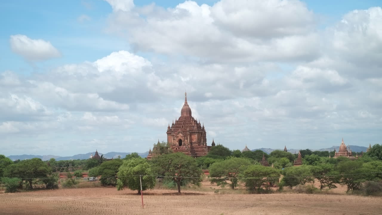 Un imponente tempio a Bagan, Myanmar, fotografato a mezzogiorno.