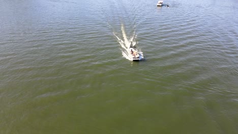 Pontonboot-Nähert-Sich-Drohnenkamera-Mit-Voller-Geschwindigkeit