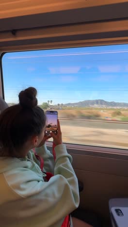 viaje en tren a través de paisajes panorámicos