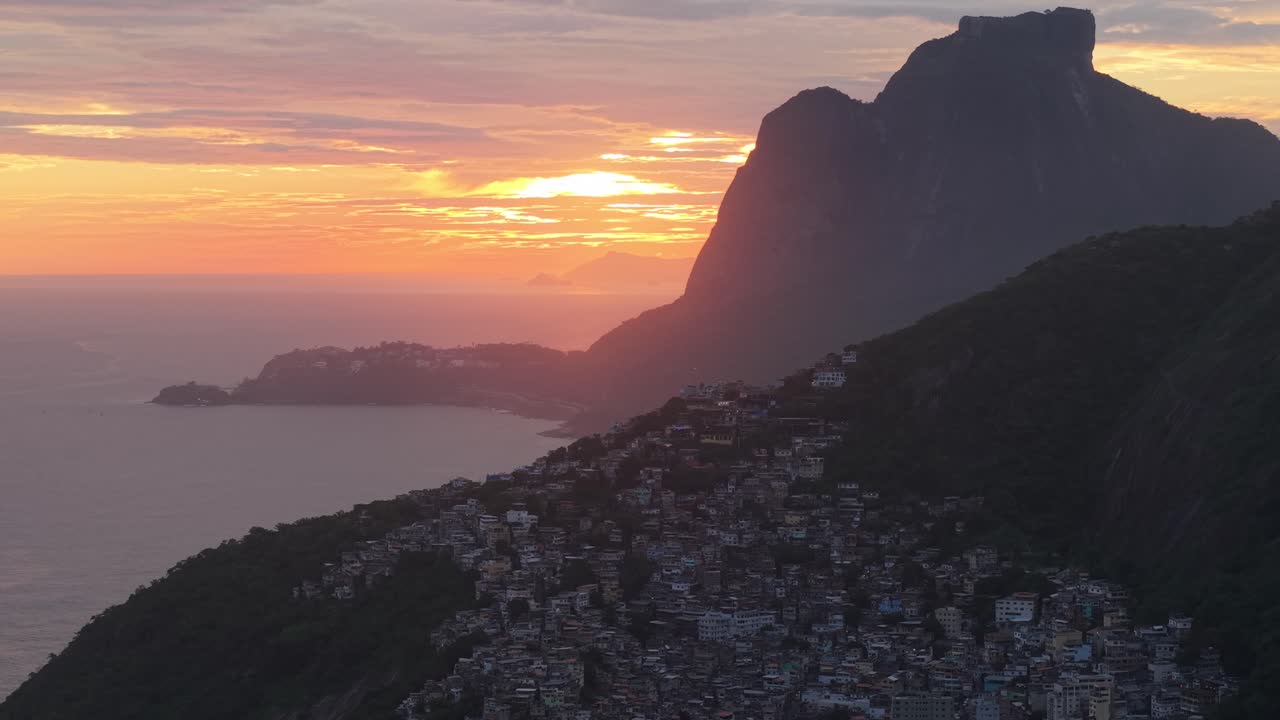 Zonsondergang boven de Vidigal-heuvel met oceaan en bergen in Rio de Janeiro, panoramisch luchtbeeld