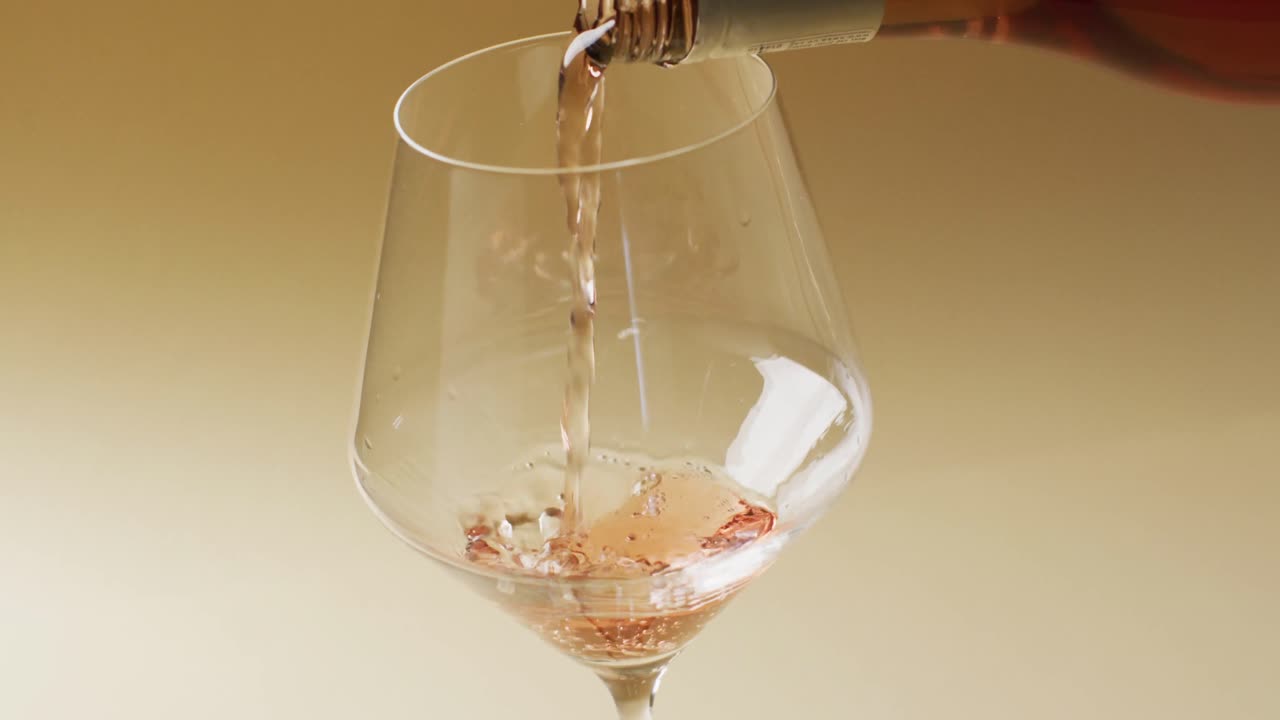 백색 와인이 노란색 배경 위에 잔으로  ⁇ 여 있고 복사 공간이 있습니다.