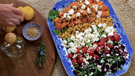 Gemischter-Gemüsesalat,-Beträufelt-Mit-Olivenöl-Und-Zitronensaft