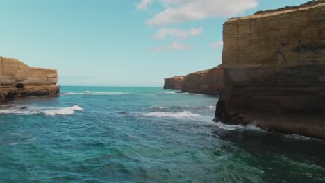 Acantilado-De-La-Costa-Aérea-De-4k-En-El-Océano-Azul-Con-Una-Gran-Roca-En-El-Agua