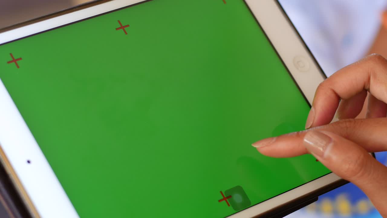 손으로 만지는 녹색 화면 태블릿