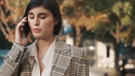 dama elegante haciendo una llamada de negocios en la calle