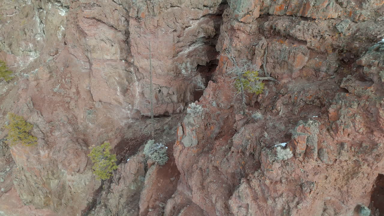 la vigilancia silenciosa de las montañas antiguas