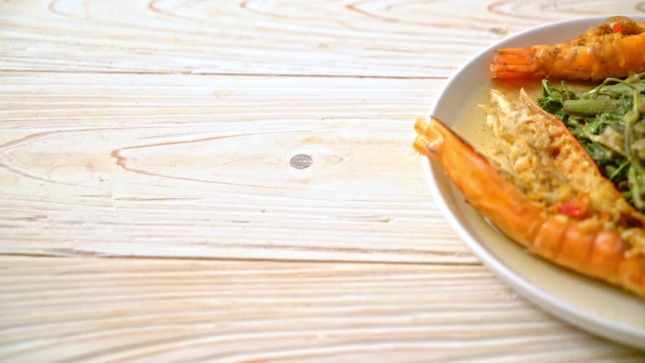 강 새우를 곁들인 볶음 쌀 당면과 물 미모사